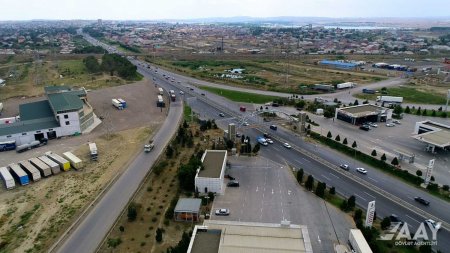 Yeni yerüstü piyada keçidinin inşası davam edir VİDEO/FOTO