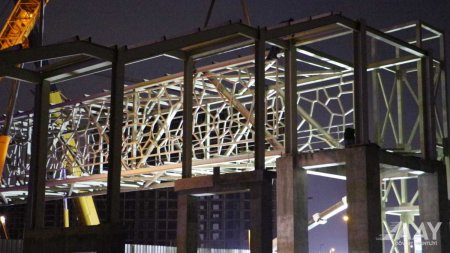 Yeni yerüstü piyada keçidinin inşası davam edir VİDEO/FOTO
