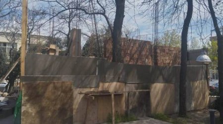 Ata icra başçısının sürücüsü, oğul şöbə müdiri... - Bakının "göbəyi"ndəki parkda tikintiyə icazə varmı? - Foto