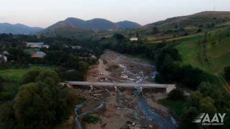 Gədəbəydə 45 km uzunluğa malik avtomobil yollarının yenidən qurulması davam etdirilir VİDEO/FOTO